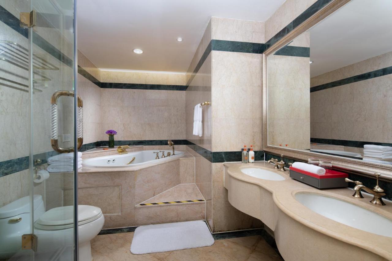 Crowne Plaza Shanghai Nanjing Road By Ihg エクステリア 写真 A bathroom in a hotel