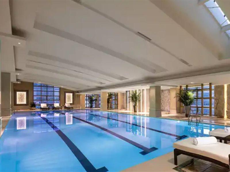 Crowne Plaza Shanghai Nanjing Road By Ihg エクステリア 写真 The pool at the Four Seasons Hotel